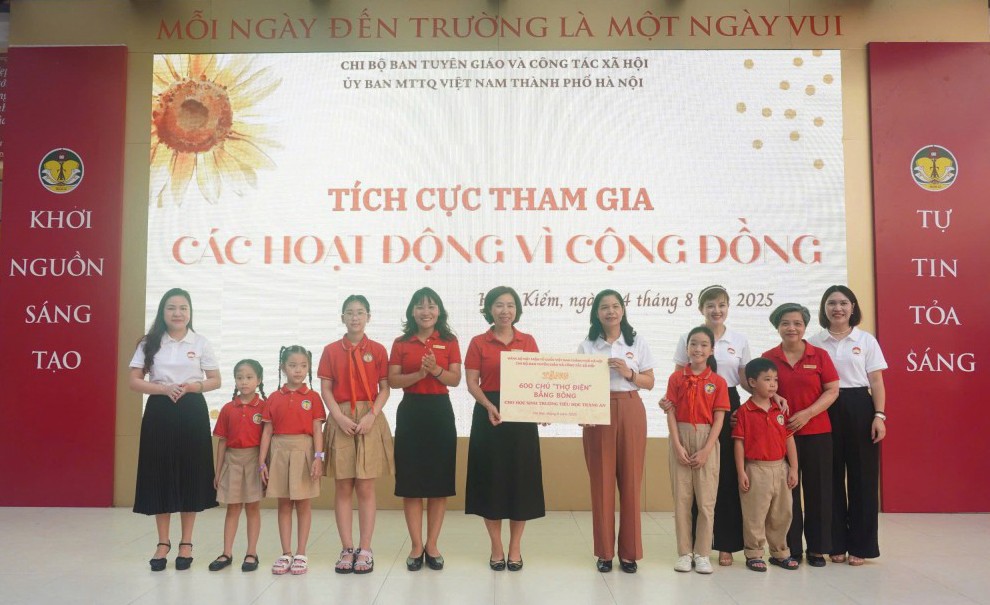 Cán bộ Mặt trận tuyên truyền tiết kiệm điện cho học sinh tiểu học