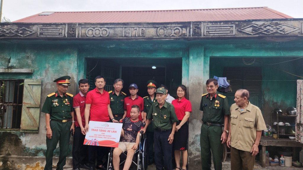 CLB trao tặng xe lăn cho thân nhân liệt sĩ tỉnh Hải Dương