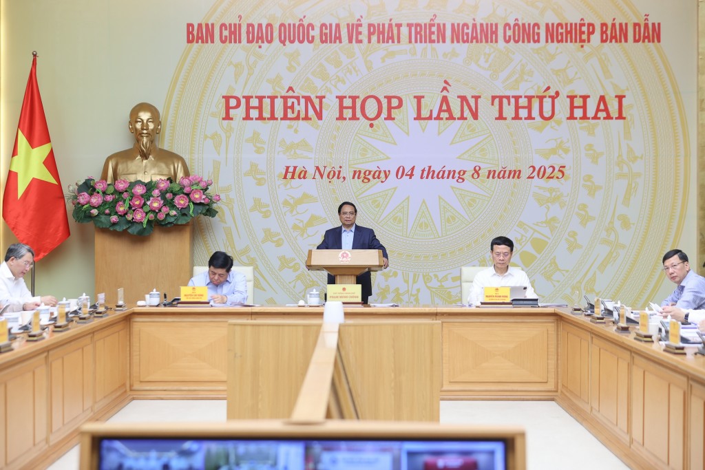 Thủ tướng Chính phủ đề nghị lãnh đạo các bộ, ngành, địa phương, doanh nghiệp, các chuyên gia, nhà quản lý, nhà khoa học tập trung thảo luận sâu, nhằm thúc đẩy phát triển ngành bán dẫn - Ảnh: VGP/Nhật Bắc