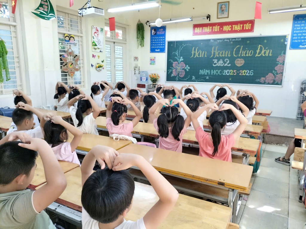 Học sinh hân hoan trong ngày gặp lại bạn, gặp lại cô