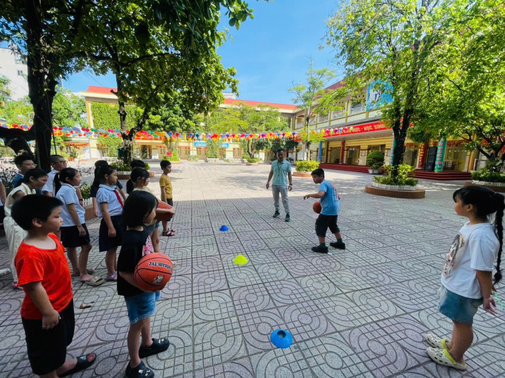Học sinh tham gia hoạt động thể dục thể thao đầy hào hứng