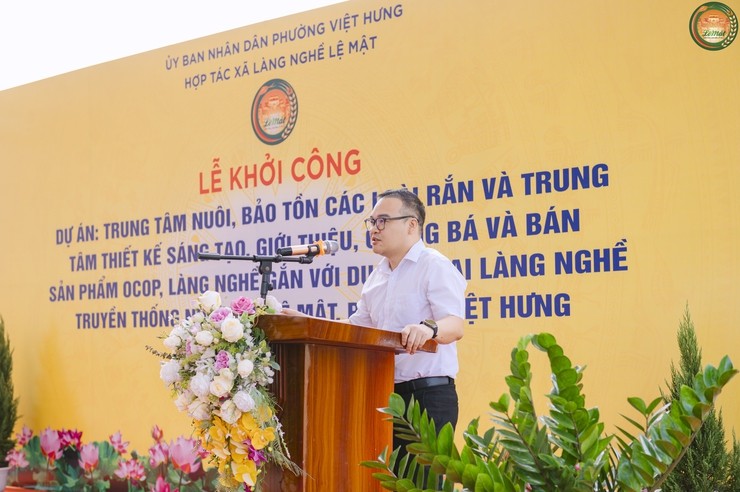 Đồng chí Vũ Xuân Trường - Phó Bí thư Đảng ủy, Chủ tịch UBND phường Việt Hưng phát biểu tại buổi lễ