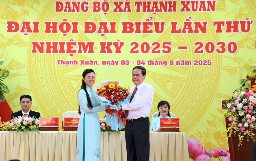 Chủ tịch Quốc hội Trần Thanh Mẫn tặng hoa chúc mừng đến Bí thư Đảng ủy xã Thạnh Xuân Phạm Thị Thùy Dung