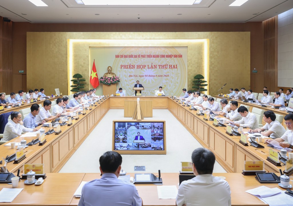 Thủ tướng nhấn mạnh mục tiêu chậm nhất tới 2027 phải thiết kế, chế tạo, kiểm thử một số chíp bán dẫn cần thiết - Ảnh: VGP/Nhật Bắc