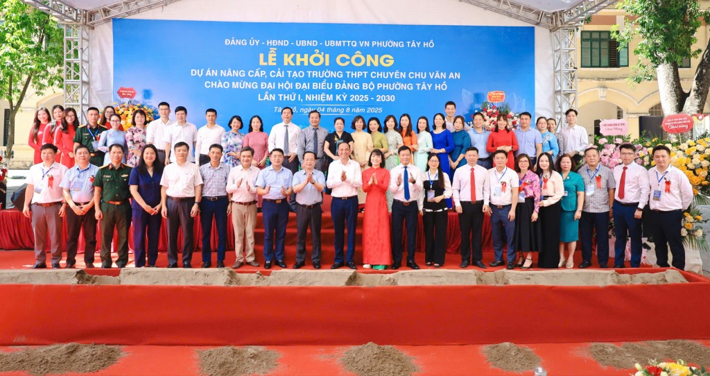 Các đại biểu chụp ảnh lưu niệm 
