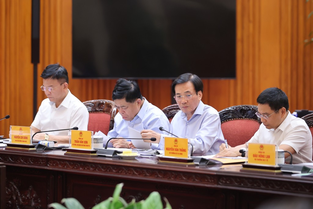 Các đồng chí Phó Thủ tướng Chính phủ, thành viên Chính phủ, lãnh đạo các bộ, cơ quan thuộc Chính phủ tham dự cuộc họp - Ảnh: VGP/Nhật Bắc
