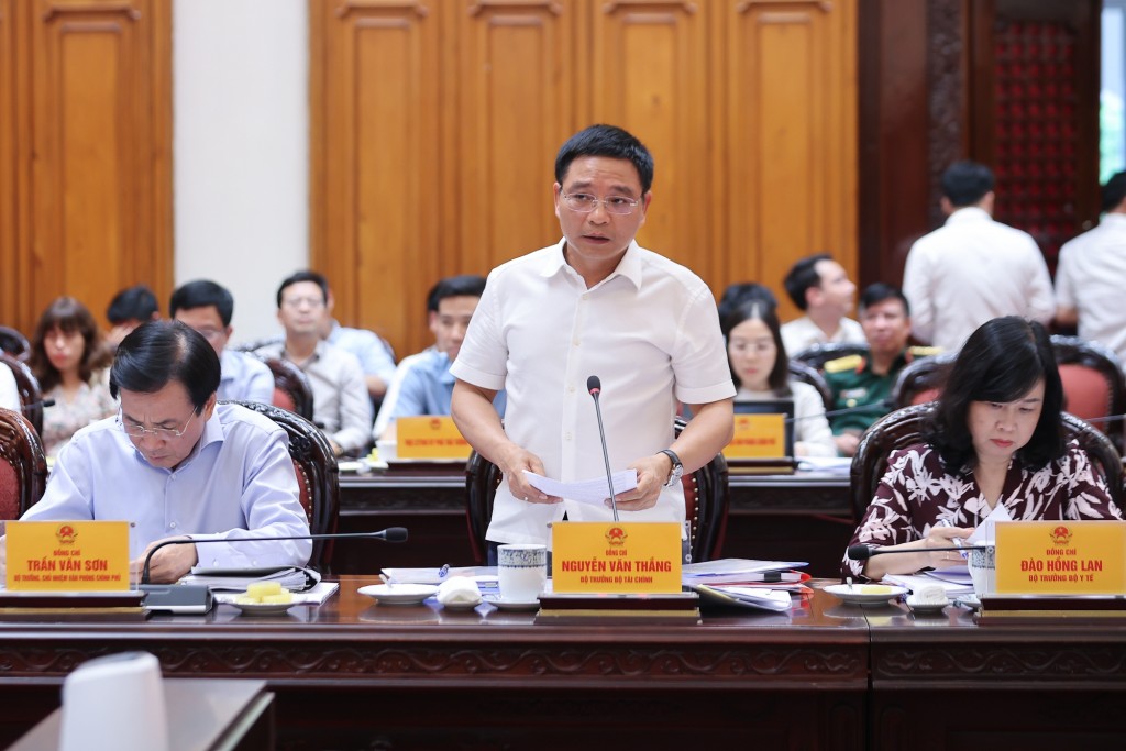 Bộ trưởng Bộ Tài chính Nguyễn Văn Thắng báo cáo tại cuộc họp - Ảnh: VGP/Nhật Bắc
