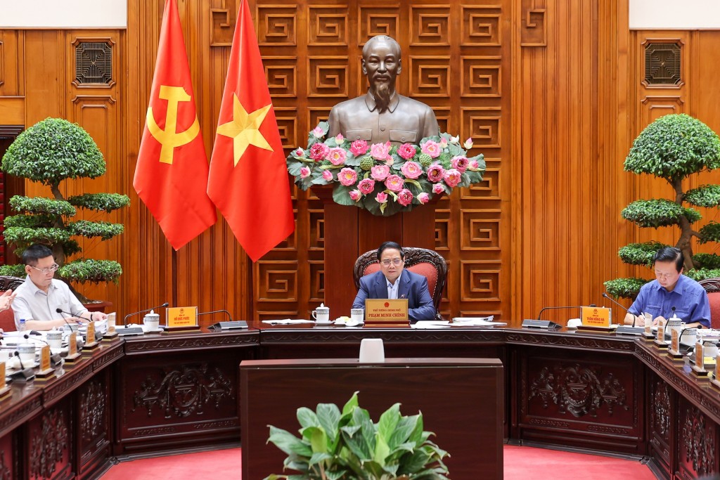Thủ tướng yêu cầu Bộ Tài chính, Văn phòng Chính phủ tiếp thu các ý kiến tại cuộc họp, các bộ, cơ quan tiếp tục góp ý để hoàn thiện báo cáo và dự thảo Nghị quyết phiên họp Chính phủ thường kỳ tháng 7/2025 - Ảnh: VGP/Nhật Bắc