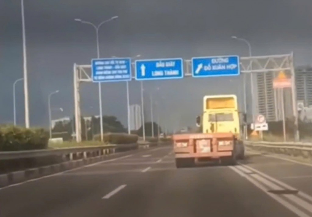 Xử phạt tài xế xe container lạng lách, đánh võng trên cao tốc