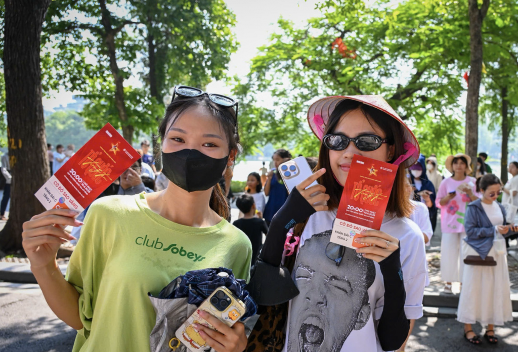 Các bạn trẻ hào hứng