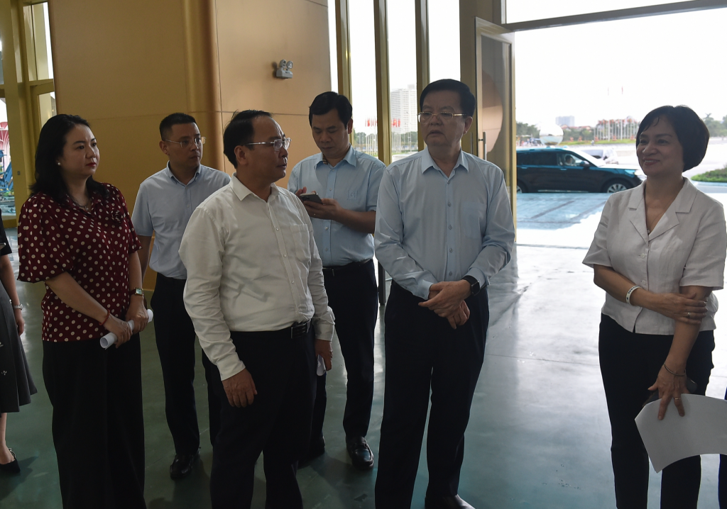 Phó Thủ tướng Mai Văn Chính kiểm tra tiến độ các công việc liên quan đến Triển lãm nhân dịp kỷ niệm 80 năm Ngày Quốc khánh chiều tối 4/8 - Ảnh: VGP/Giang Thanh