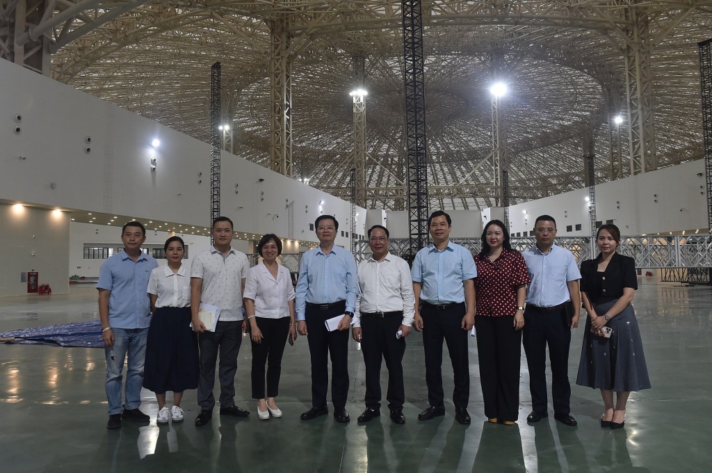 Phó Thủ tướng cùng các thành viên đoàn kiểm tra tại Trung tâm Triển lãm Việt Nam - Ảnh: VGP/Giang Thanh