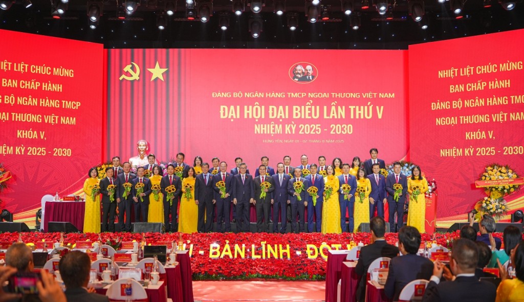 Lãnh đạo Đảng ủy Chính phủ, Ban Tổ chức Trung ương, NHNN tặng hoa chúc mừng 29 đồng chí trúng cử  BCH Đảng bộ Vietcombank khóa V, nhiệm kỳ 2025 - 2030
