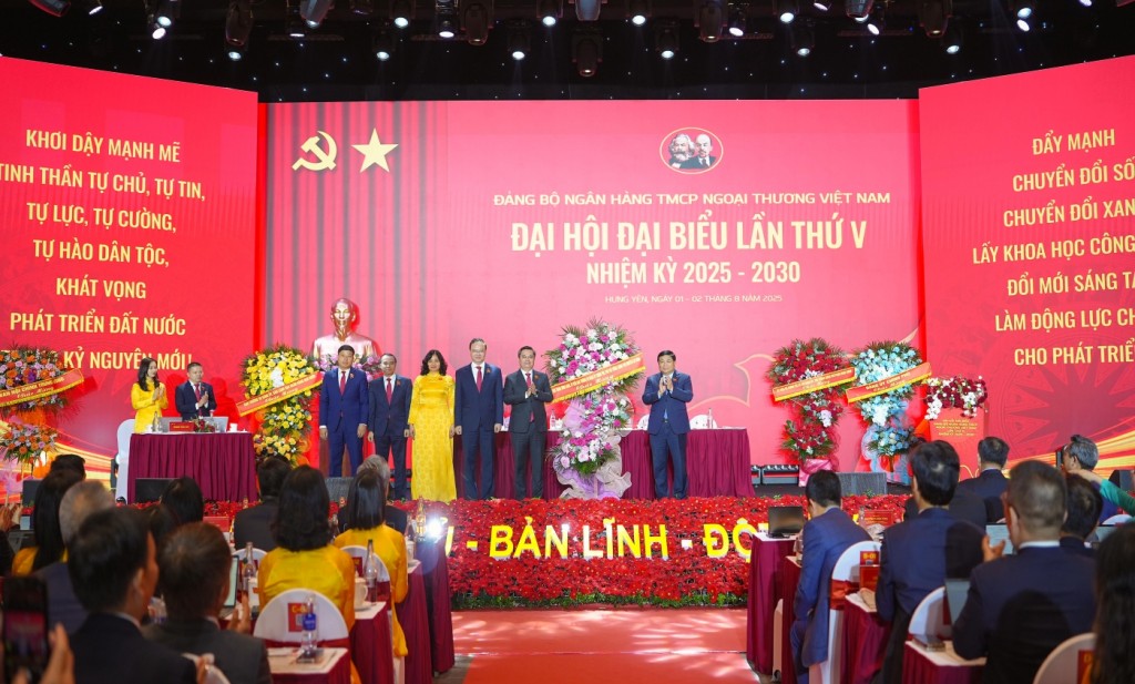 Đồng chí Nguyễn Chí Dũng - Ủy viên BCH Trung ương Đảng, Ủy viên BTV Đảng ủy Chính phủ, Phó Thủ tướng Chính phủ tặng hoa chúc mừng và chụp ảnh lưu niệm cùng Đoàn Chủ tịch Đại hội