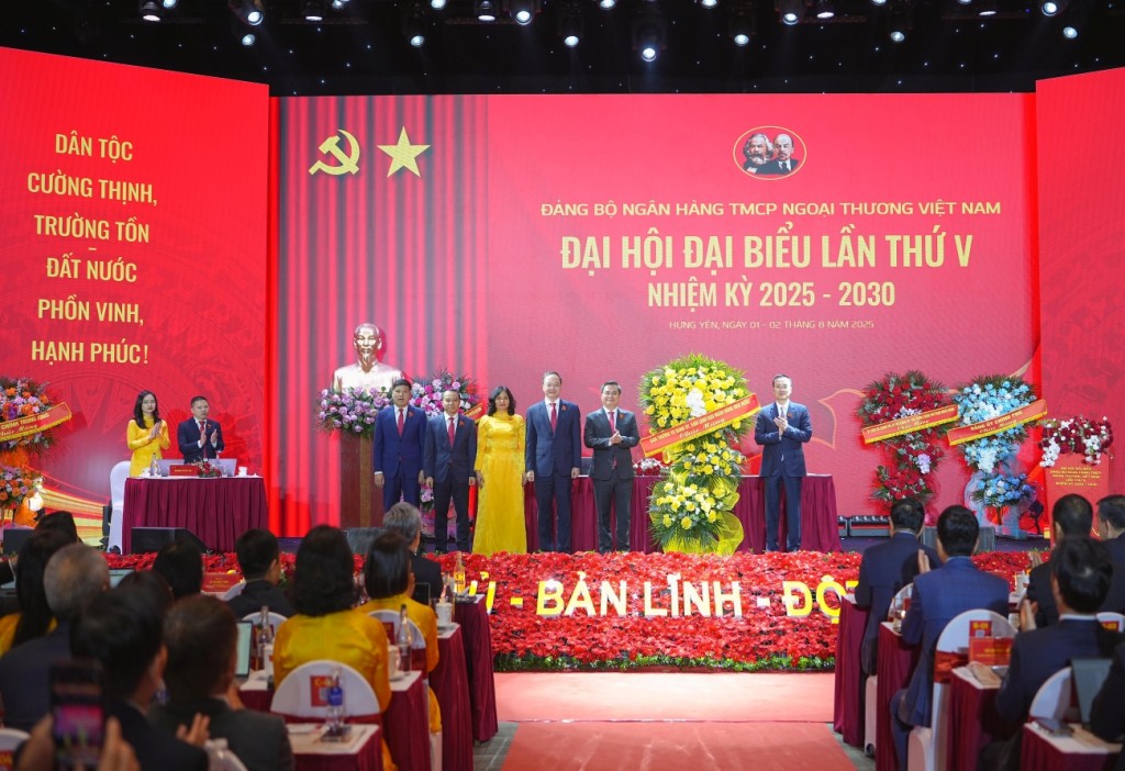Đ/c Phạm Quang Dũng - Ủy viên BTV Đảng ủy, Phó Thống đốc Ngân hàng Nhà nước tặng hoa chúc mừng và chụp ảnh lưu niệm cùng Đoàn Chủ tịch Đại hội