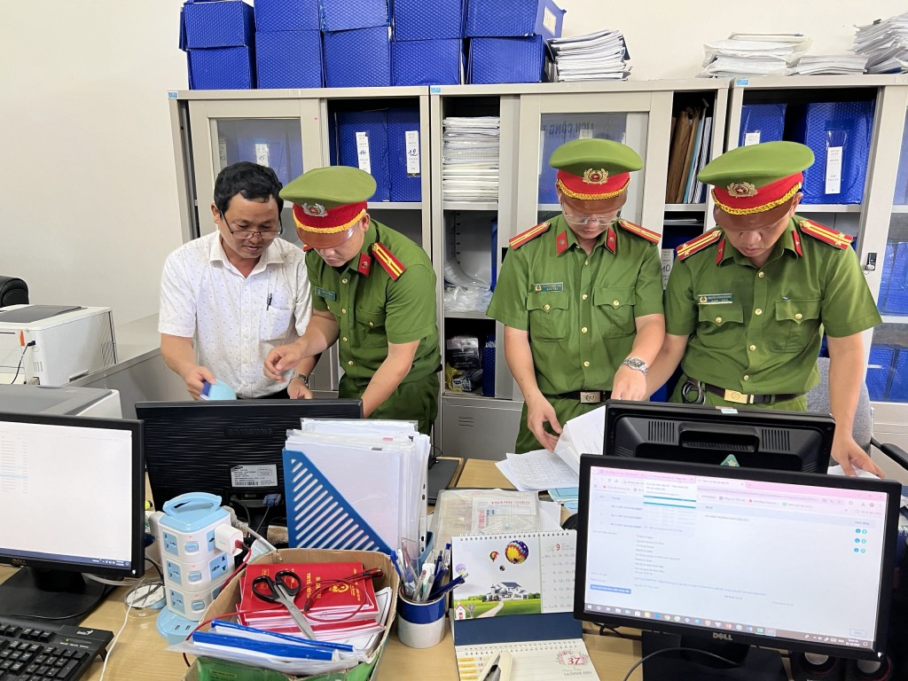 Công an khám xét nơi làm việc của 1 bị can trong vụ án sai phạm tại Chi cục Thủy sản (nay thuộc Sở Nông nghiệp và Môi trường TP Huế) (Ảnh: CA)