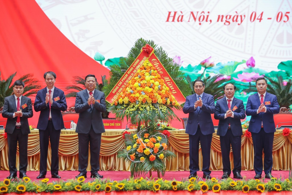 Thủ tướng Phạm Minh Chính tặng hoa chúc mừng Đại hội đại biểu Đảng bộ Bộ Xây dựng nhiệm kỳ 2025 - 2030 - Ảnh: VGP/Nhật Bắc