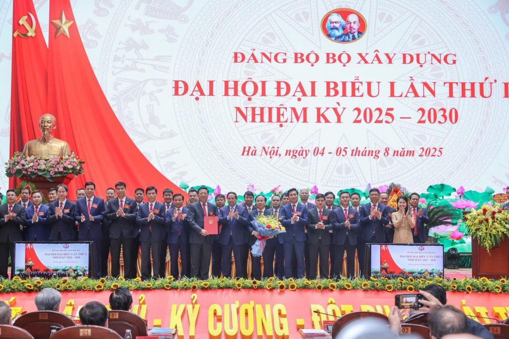 Thủ tướng tặng hoa chúc mừng Ban Chấp hành Đảng bộ Bộ Xây dựng nhiệm kỳ 2025 - 2030 - Ảnh: VGP/Nhật Bắc