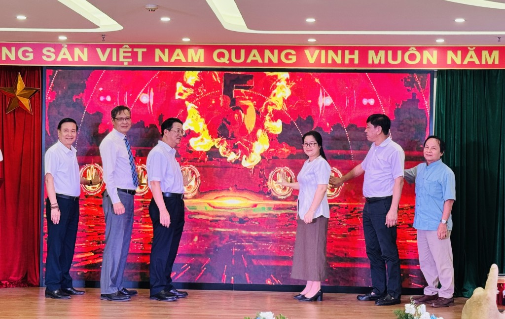 Các vị đại biểu khởi động cuộc thi Vẽ tranh thiếu nhi quốc tế “Em yêu Hà Nội - Thành phố vì hòa bình” năm 2025