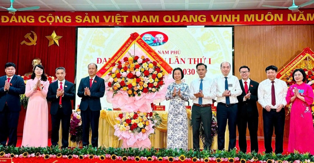 Đồng chí Phạm Thị Thanh Mai, Thành ủy viên, Phó Chủ tịch Hội đồng nhân dân Thành phố thay mặt Thành ủy, Hội đồng nhân dân, Ủy ban nhân dân, Ủy ban mặt trận tổ quốc Thành phố tặng hoa chúc mừng Đại hội đại biểu lần thứ nhất, nhiệm kỳ 2025 - 2030 xã Nam Phù