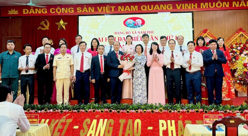 Ban Chấp hành Đảng bộ xã Nam Phù nhiệm kỳ 2025 - 2030 ra mắt Đại hội