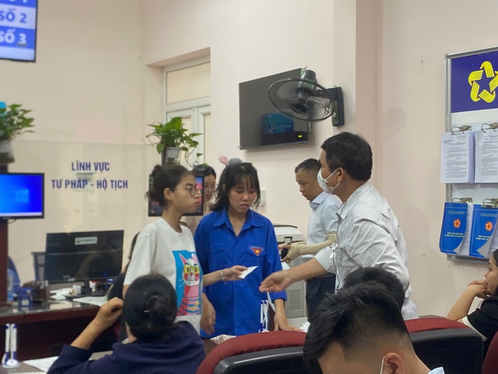 Thanh niên “xông đất” trụ sở phường: Kết nối người dân với chính quyền số