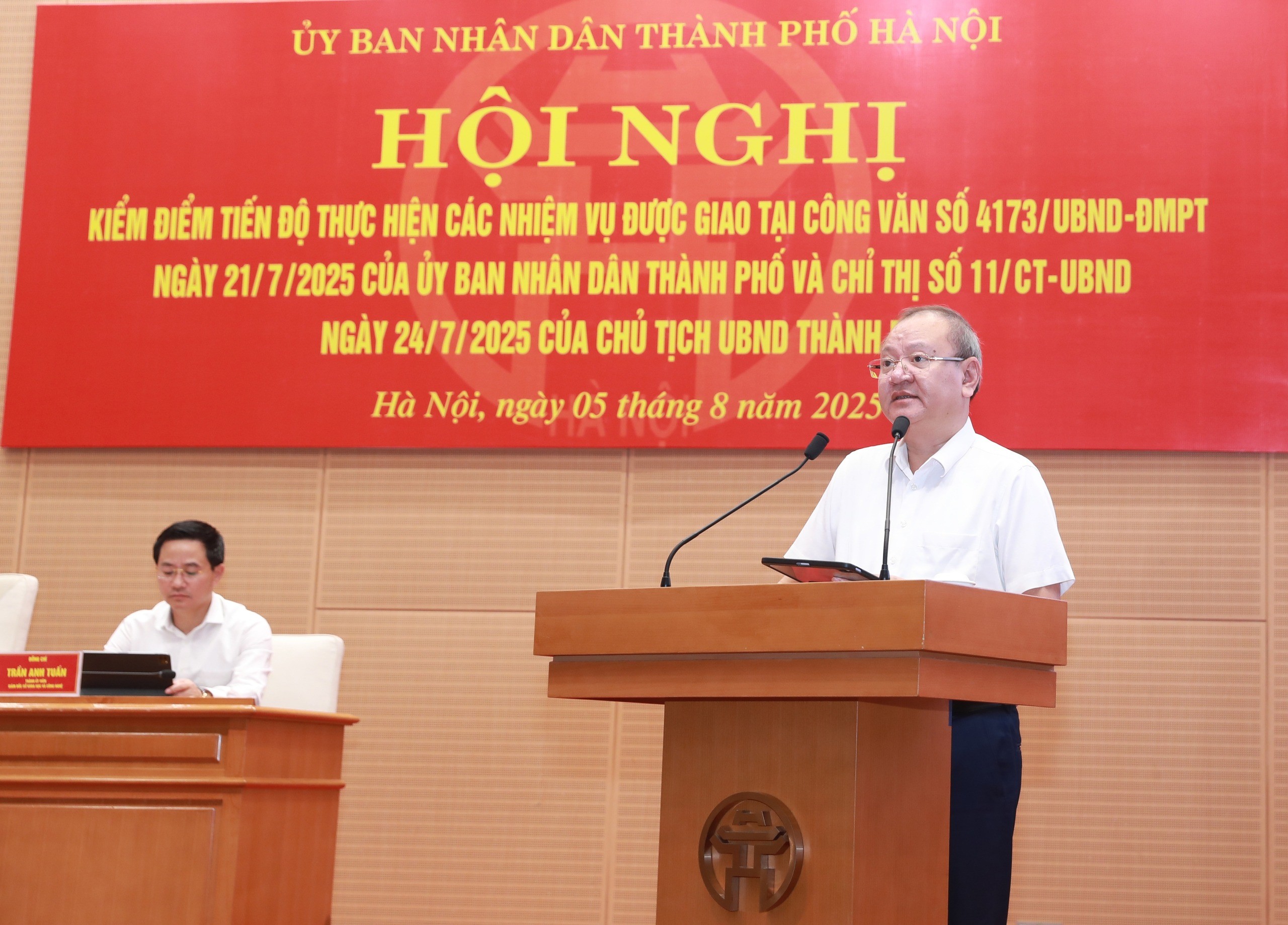 Phó Giám đốc Trung tâm Phục vụ hành chính công thành phố Hà Nội Hoàng Văn Bằng