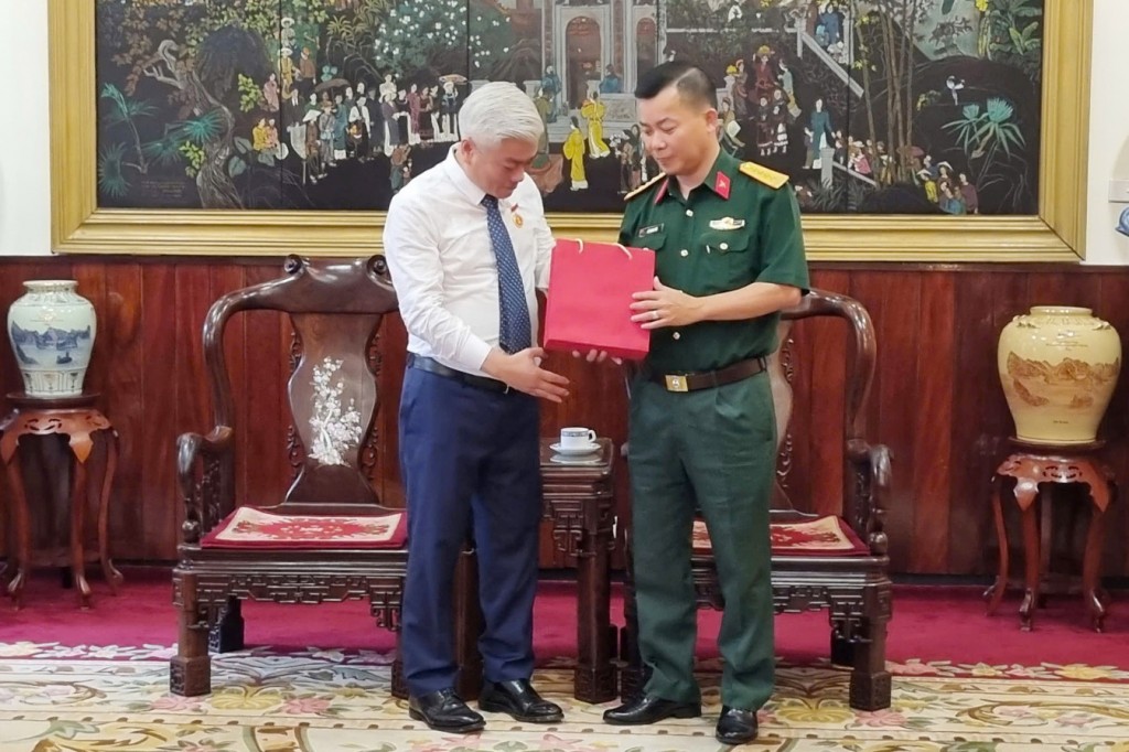 Đồng chí Bí thư Đảng ủy phường tặng quà cán bộ, chiến sĩ Bộ Tư lệnh Lăng Chủ tịch Hồ Chí Minh