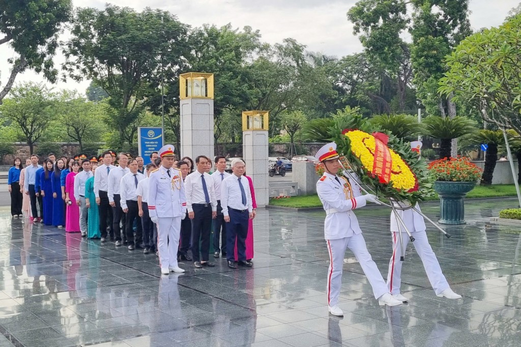 Đoàn đại biểu phường Đại Mỗ vào Lăng viếng Bác, tưởng niệm các Anh hùng liệt sĩ
