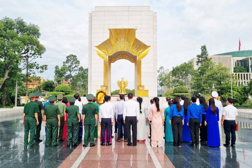 Đoàn đại biểu phường Đại Mỗ vào Lăng viếng Bác, tưởng niệm các Anh hùng liệt sĩ