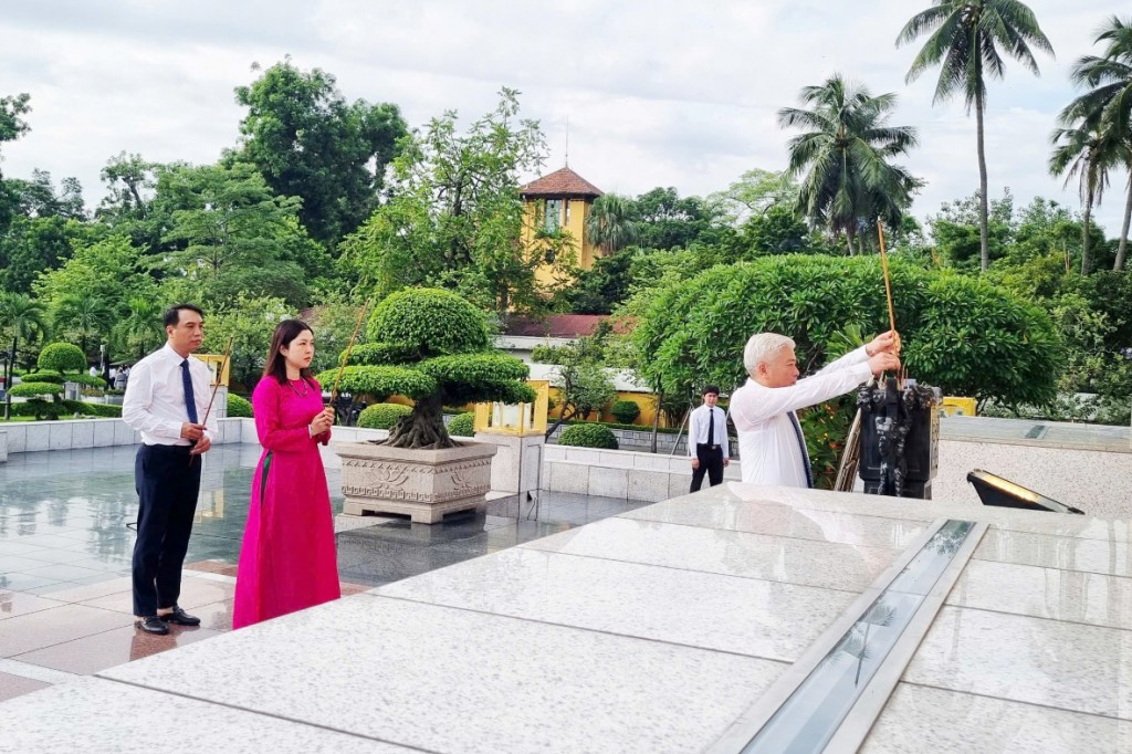Đoàn đại biểu phường Đại Mỗ vào Lăng viếng Bác, tưởng niệm các Anh hùng liệt sĩ