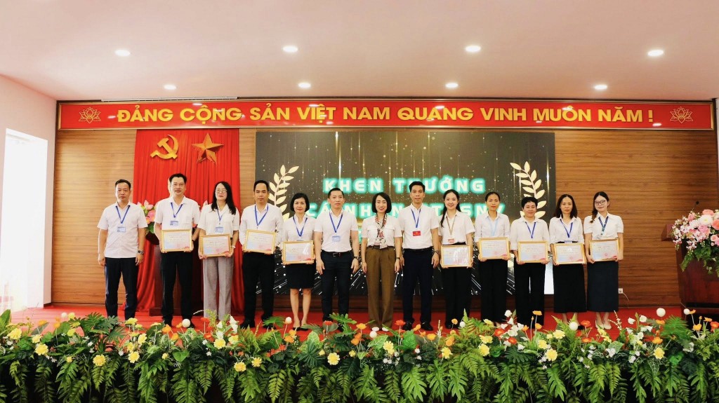 Tuyên dương các đ/c hoàn thành xuất sắc nhiệm vụ tháng 8