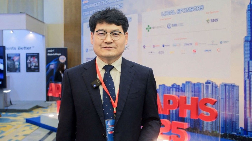 GS.TS.BS. Jong Keun Seon - Trưởng khoa Phẫu thuật khớp và Y học thể thao, Trường Đại học Y, Đại học Quốc Gia Chonnam (Hàn Quốc)