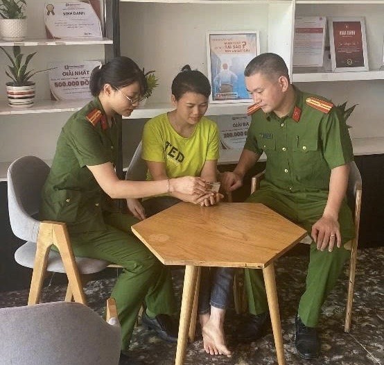 Công an xã Quảng Bị xung kích trong việc hỗ trợ chuyển đổi số