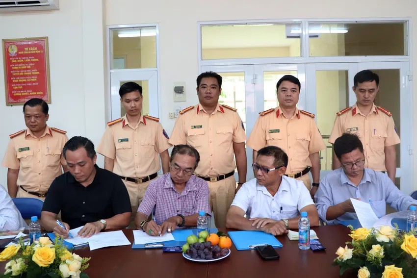 Đại diện doanh nghiệp ký cam kết chấp hành nghiêm các quy định về an toàn giao thông.