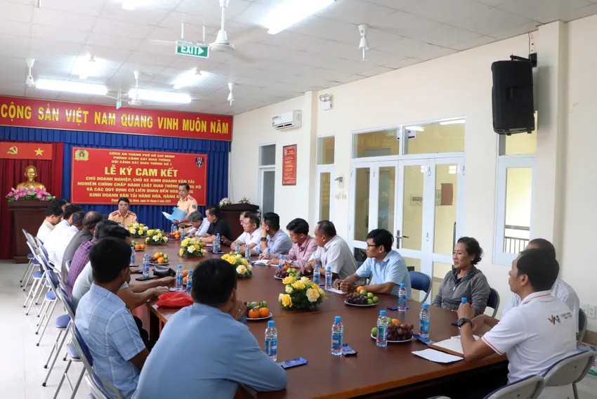 TP Hồ Chí Minh: CSGT đẩy mạnh giám sát, xử lý vi phạm