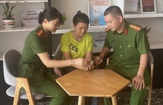 Công an xã Quảng Bị xung kích trong việc hỗ trợ chuyển đổi số