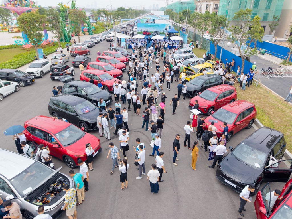 Sự kiện bàn giao VinFast Limo Green thu hút sự quan tâm của đông đảo người dân, khách hàng. Cũng tại Vinhomes Global Gate (Hà Nội), sự kiện Ngày hội Xanh - Thu xe xăng, lên đời xe xanh diễn ra đều đặn vào 3 ngày cuối tuần từ nay đến hết tháng 10 tạo cơ hộ