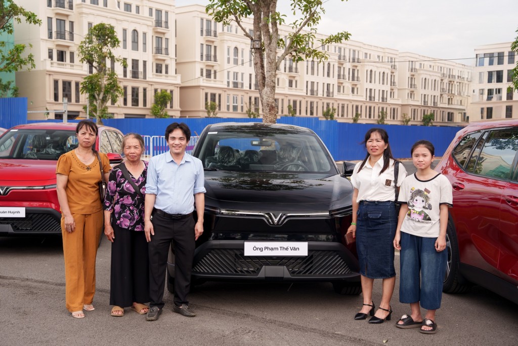 Khách hàng Phạm Thế Văn cùng gia đình di chuyển từ Lào Cai về Hà Nội để tham dự lễ bàn giao xe Limo Green