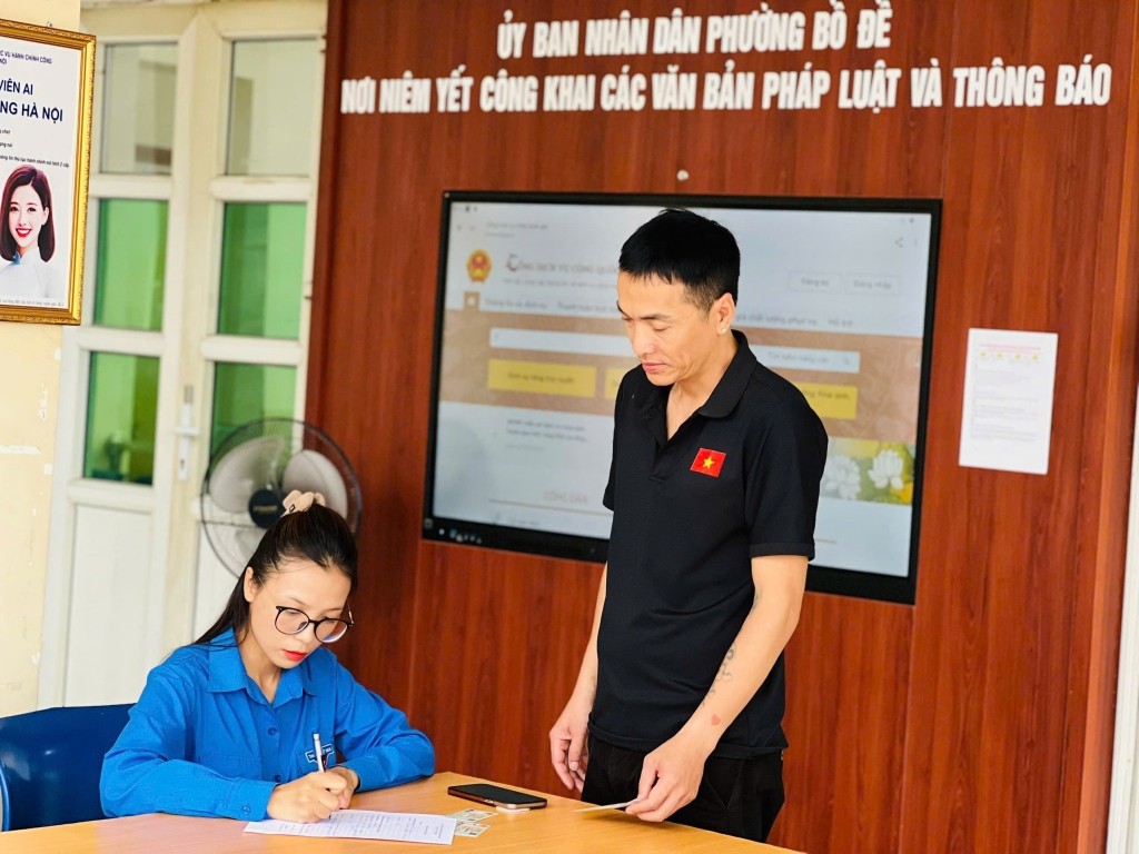 Trang bị thiết bị và kỹ năng số cho người dân