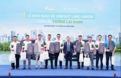 VinFast bàn giao lô xe Limo Green đầu tiên cho khách hàng