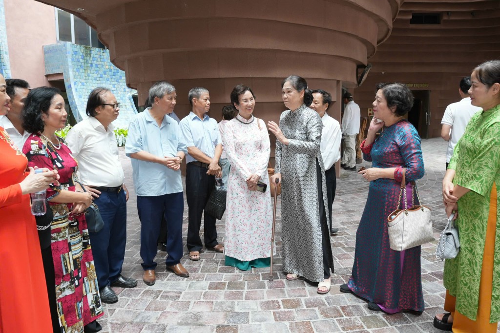 Bà Hà Thị Vinh, Chủ tịch Hiệp hội Thủ công mỹ nghệ và làng nghề Hà Nội trao đổi với các thành viên trong đoàn