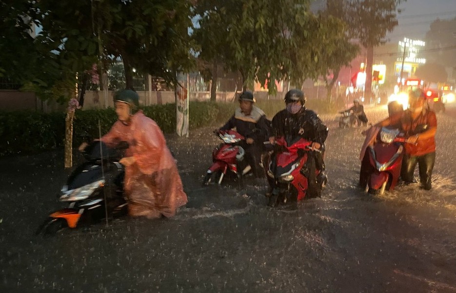 Nhiều nơi ở TP Hồ Chí Minh chìm trong "biển nước" sau cơn mưa