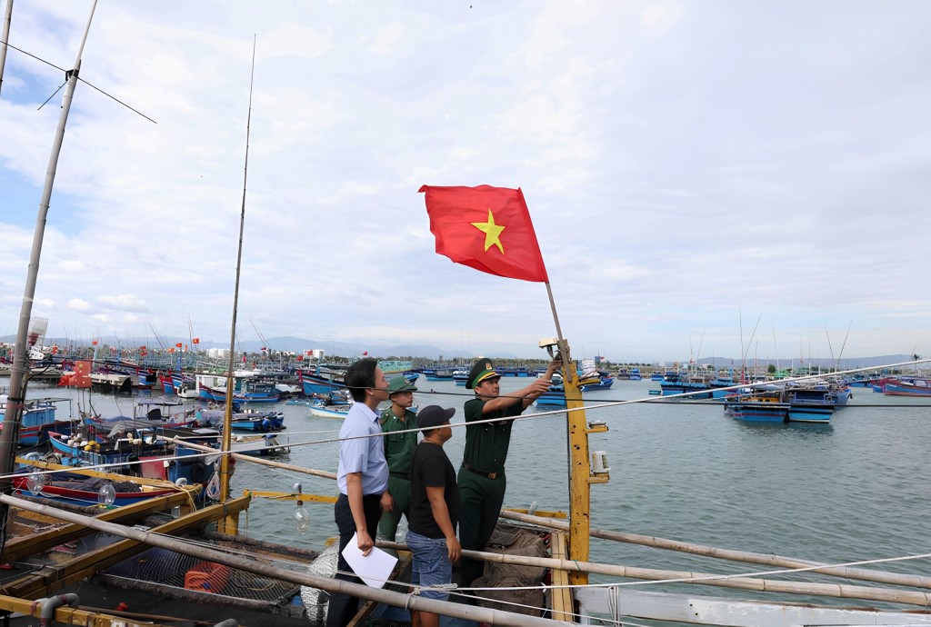 Bộ đội Biên phòng kiểm tra thiết bị giám sát hành trình nhằm đảm bảo tuân thủ quy định khai thác thủy sản. (Ảnh: Vũ Sinh)