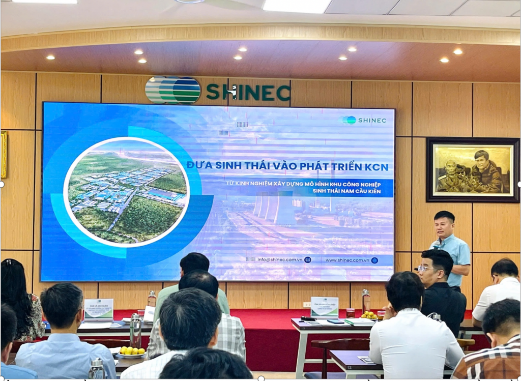 Ông Phạm Hồng Điệp - Chủ tịch Công ty CP Shinec - chủ đầu tư KCN Nam Cầu Kiền báo cáo về kết quả thực hiện mô hình KCN sinh thái Nam Cầu Kiền tại buổi làm việc