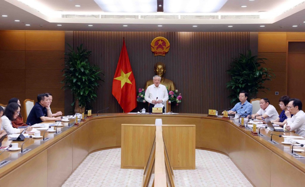Phó Thủ tướng Thường trực cũng lưu ý, các sản phẩm được trưng bày tại Triển lãm Thành tựu đất nước cũng như triển lãm ảnh trước thềm Đại hội Đảng bộ Chính phủ phải có sự chuẩn bị kỹ lưỡng, công phu, thực sự có sức lan tỏa, phải để lại trong lòng người xem sự lắng động sâu sắc và ấn tượng mạnh mẽ - Ảnh: VGP/Nguyễn Hoàng