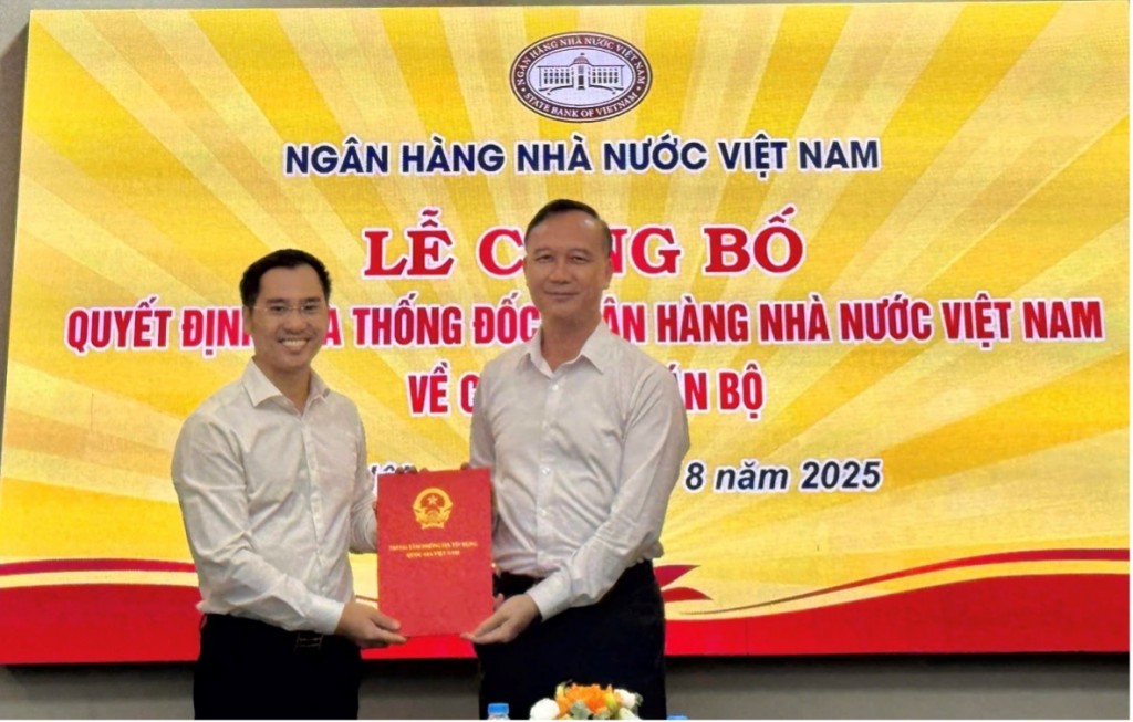 Ông Cao Văn Bình, Chủ tịch Hội đồng quản lý CIC trao Quyết định cho ông Trần Trung Dũng, Quyền Tổng Giám đốc CIC
