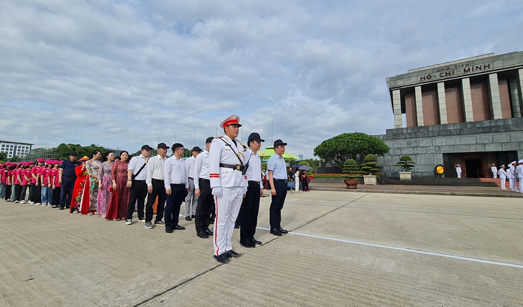 “Tân Đệ – Hành trình cùng con về thăm Lăng Bác” không chỉ là một hoạt động hè, mà là một món quà tuổi thơ vô giá, một bài học sống động về lòng biết ơn, về sự hy sinh và tình yêu đất nước. Đây cũng là cách Tân Đệ tiếp tục khẳng định vai trò không chỉ là nơi làm việc của cha mẹ, mà còn là nơi chắp cánh, đồng hành cùng thế hệ tiếp theo – thế hệ của lòng tự hào, của ý chí vươn lên và trách nhiệm với Tổ quốc.