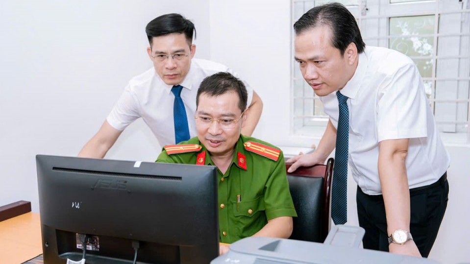 Toàn hệ thống vào cuộc, thực hiện công tác đổi thẻ đảng viên