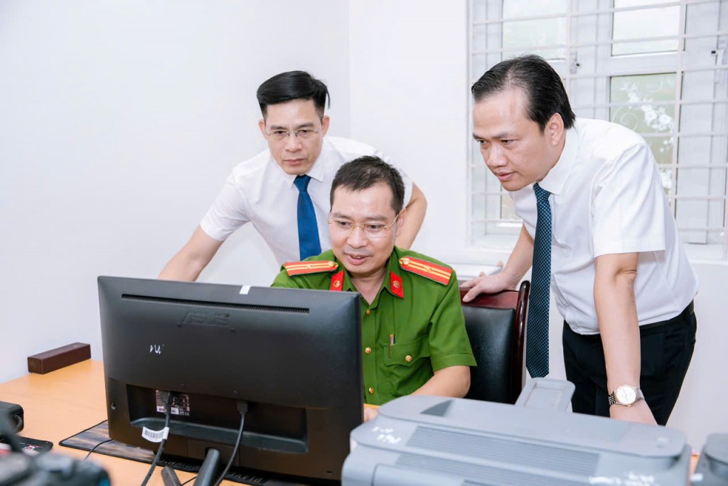 Toàn hệ thống vào cuộc, thực hiện công tác đổi thẻ đảng viên